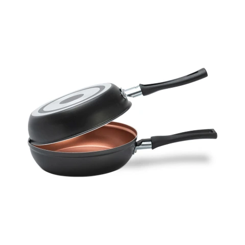 Omeleteira antiaderente preta com duas partes e cabos ergonômicos.