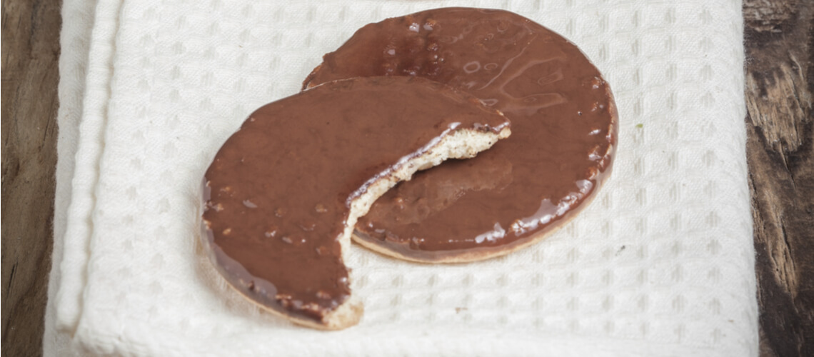 Biscoitos amanteigados com cobertura de chocolate