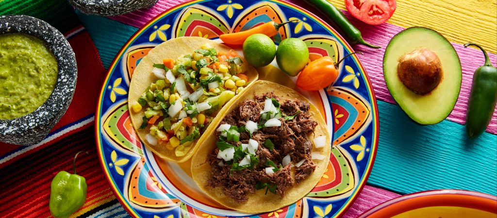 Mesa com comidas típicas mexicanas