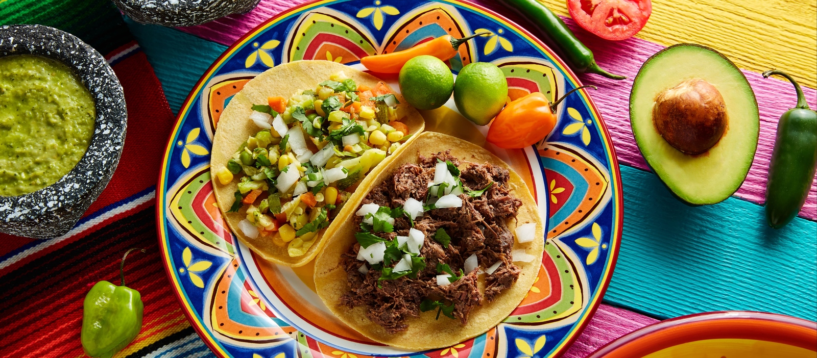 Mesa com comidas típicas mexicanas