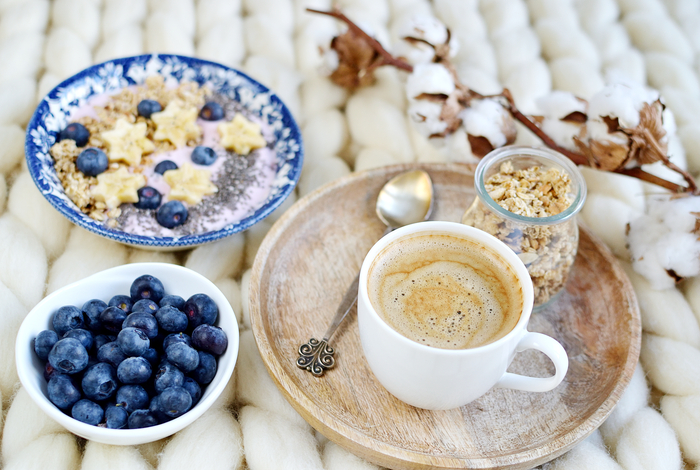 bandeja de café da manhã com café, fruta, smothie e granola