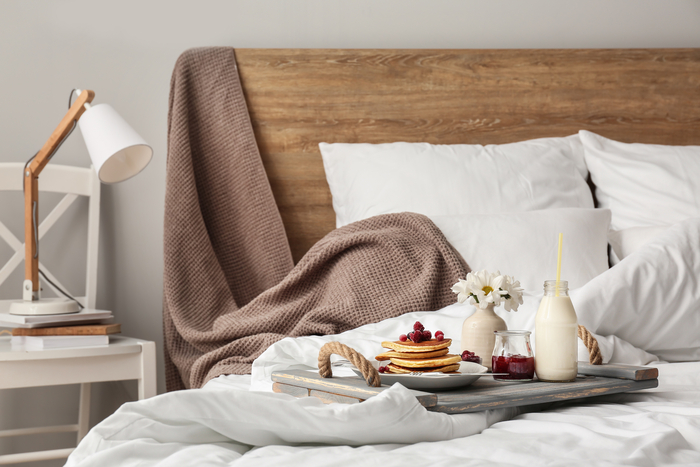 cama com bandeja de café da manhã