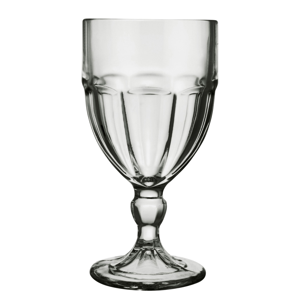 Taça de água em vidro transparente com design clássico e elegante. A taça apresenta linhas verticais suaves em relevo que criam um efeito visual sofisticado.