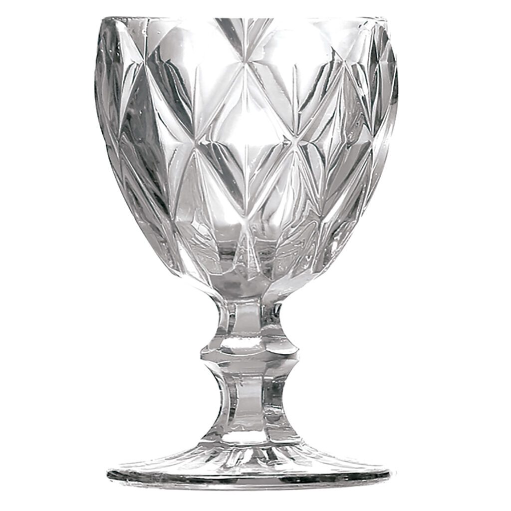 Taça de água em vidro transparente com design sofisticado, apresentando um padrão de diamante em relevo.