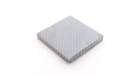 Guardanapo de papel cinza com estampa de bolinhas brancas pequenas em pilha dobrada