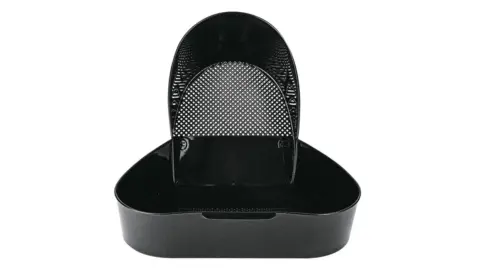 Escorredor de arroz preto aberto mostrando peneira superior perfurada e recipiente inferior liso, utensílio de cozinha projetado para drenar água do arroz cozido e outros grãos