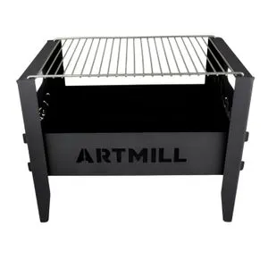 Churrasqueira portátil Artmill preta com grelha inox – ideal para camping e área externa Churrasqueira portátil compacta da marca Artmill em metal preto fosco com grelha de aço inoxidável retangular. Estrutura dobrável com pés estáveis e compartimento para carvão, ideal para uso externo e camping.