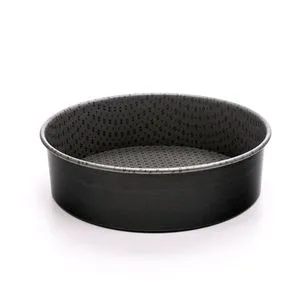 Forma de bolo redonda de metal preto com revestimento antiaderente e fundo perfurado removível, fotografada sobre fundo branco, mostrando o interior texturizado e as bordas lisas da assadeira para confeitaria