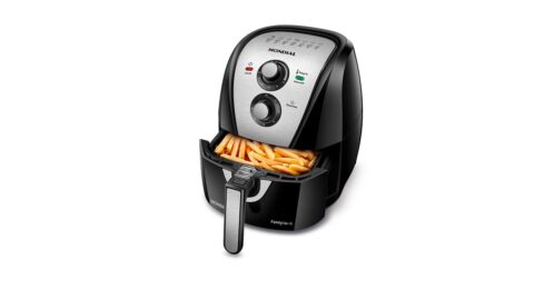 Fritadeira elétrica air fryer Mondial preta com painel de controle prateado, dois botões rotativos para temperatura e timer, cesto removível aberto mostrando batatas fritas douradas no interior, fotografada sobre fundo branco, modelo compacto para cozinha doméstica