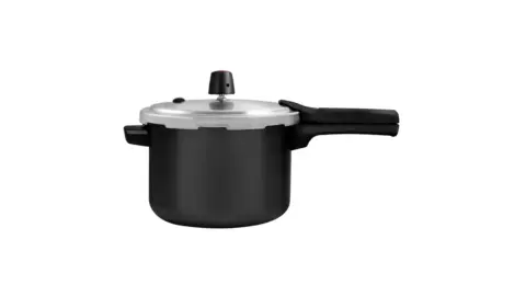 Panela de pressão preta com corpo em alumínio anodizado, tampa prateada com válvula de segurança preta no centro, cabo lateral preto ergonômico e alças laterais, fotografada sobre fundo branco em vista lateral, utensílio de cozinha para preparo rápido de alimentos