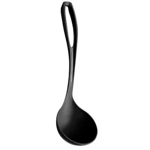 Concha de cozinha preta com cabo longo – utensílio essencial para servir Concha de cozinha preta com cabo ergonômico longo em fundo branco
