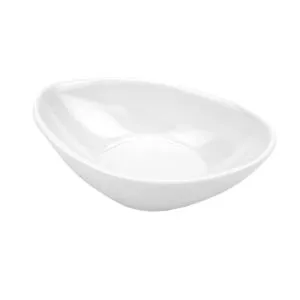 Tigela de porcelana branca oval – utensílio elegante para servir alimentos Tigela de porcelana branca com formato oval alongado, bordas lisas e levemente curvadas para dentro, base arredondada estável, superfície completamente lisa e brilhante refletindo luz suave, interior côncavo profundo, fotografada em fundo branco neutro com iluminação difusa que cria sombras sutis ao redor da base