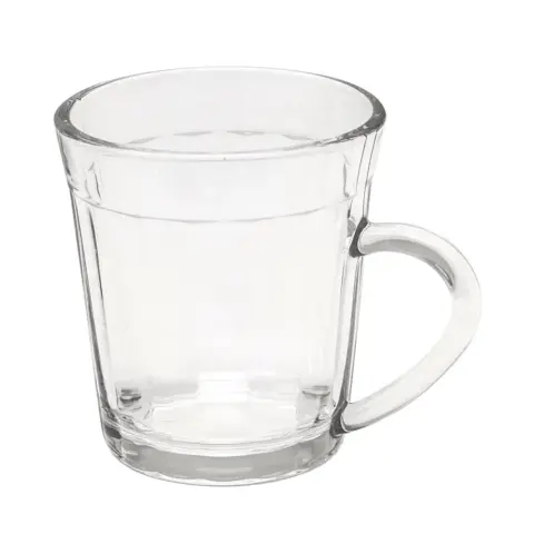 Caneca de vidro transparente vazia com alça curva e design clássico sobre fundo branco