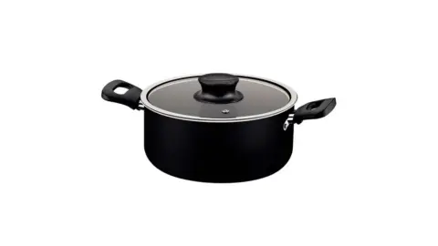 Panela caçarola preta com tampa de vidro e alças laterais Caçarola preta antiaderente com duas alças laterais ergonômicas, tampa de vidro temperado com puxador preto e saída de vapor, utensílio de cozinha para cozimentos longos, fotografada sobre fundo branco