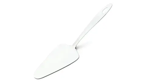 Espátula de cozinha branca com lâmina flexível e cabo longo sobre fundo branco