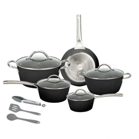 Conjunto de panelas antiaderentes com tampas de vidro, frigideira e utensílios de cozinha organizados em fundo branco.