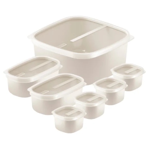 Jogo de potes plásticos com tampas, em diferentes tamanhos, ideal para organizar e armazenar alimentos na cozinha.