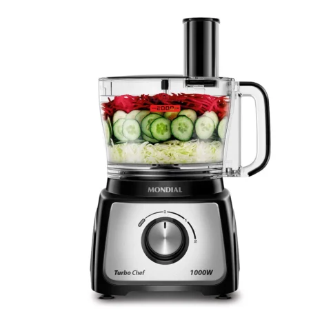Multiprocessador elétrico preto e prata com recipiente transparente contendo pepino, repolho e beterraba fatiados, indicado para cortar, fatiar e processar alimentos com praticidade.