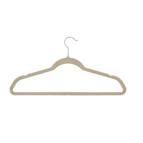 Cabide aveludado bege com gancho metálico para organizar roupas no guarda-roupa, evitando que as peças deslizem.
