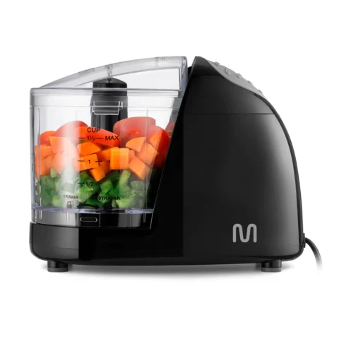 Mini processador de alimentos elétrico preto com recipiente transparente contendo cenoura, cebola e pimentão picados, ideal para cortar e triturar ingredientes rapidamente.