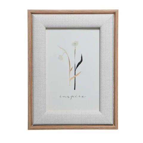 Porta-retrato vertical com moldura de madeira clara e paspartur de tecido texturizado branco. No centro, há uma ilustração delicada e minimalista de flores em tons neutros